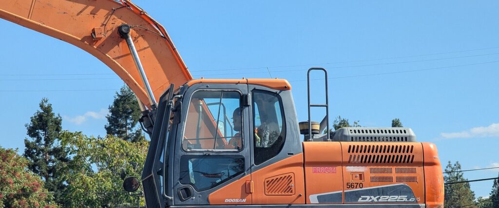 Excavator cab with automotive safety glazing β ECE R43 approved glass for construction machinery