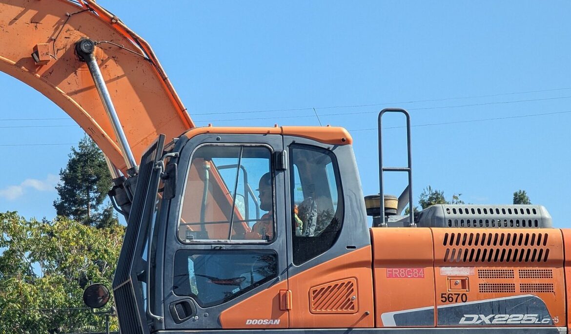 Excavator cab with automotive safety glazing – ECE R43 approved glass for construction machinery