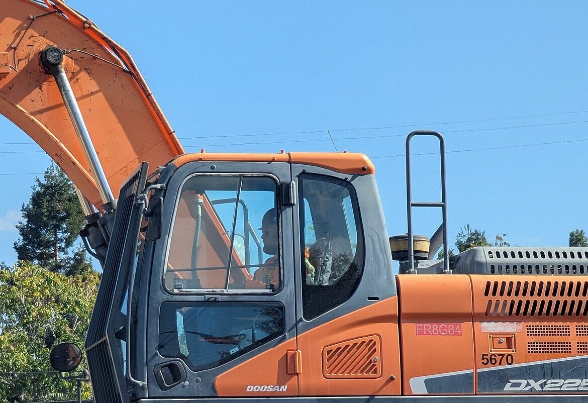 Excavator cab with automotive safety glazing – ECE R43 approved glass for construction machinery
